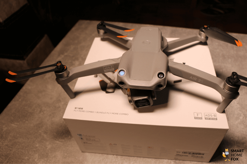 Die DJI Air 2S liegt auf dem Fly More Combo Karton
